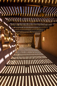 在亚利桑那州一座沙漠建筑的拉马达下方的空间被大图片