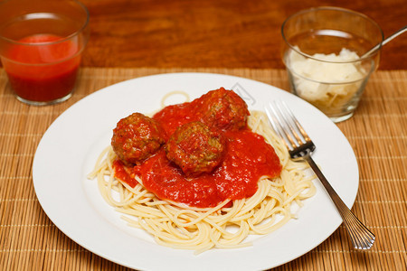 白盘上的意大利面和肉丸晚餐图片