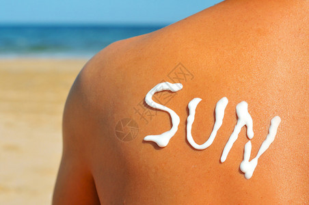在海滩上晒日光浴的人背面写着图片