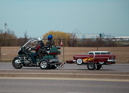 三轮摩托车路上有趣的拖车图片