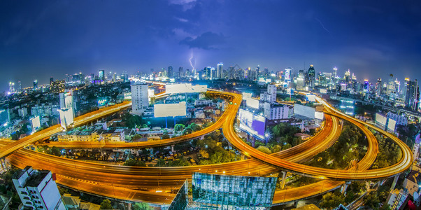 与主要交通高速公路的曼谷市夜景图片