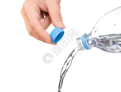 手打开了一瓶水从瓶子里倒水图片