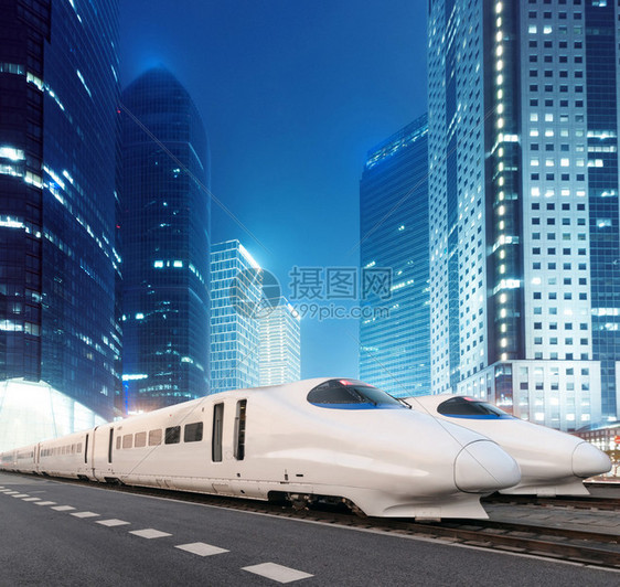 高速列车穿过上海金融中心图片