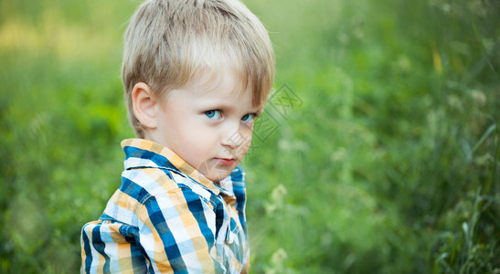 一个可爱的小男孩在公园图片