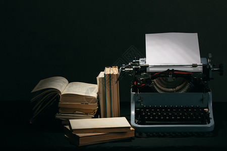 旧打字机有纸张和书本桌图片
