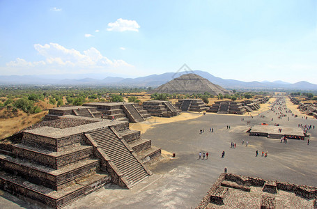从墨西哥特奥蒂瓦坎的月亮金字塔看死者大道图片