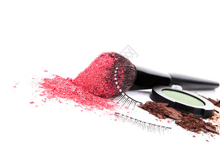 化妆和化妆品背景用粉红色的面部粉末地面化妆和人造魅力睫毛化妆刷少女豪图片