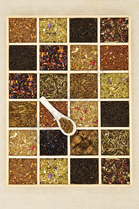 大红袍茶叶木箱里有不同种类的茶干茶叶收背景