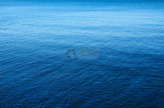 平静祥和的蓝色大海的背景图像图片