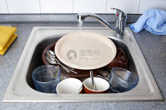 厨房用自来水洗碗池中图片