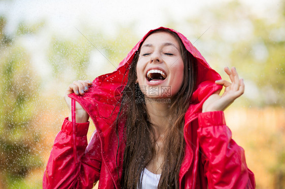 穿着雨衣的女人享图片