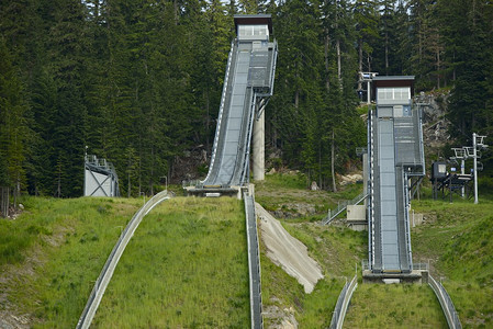 加拿大不列颠哥伦比亚Whistler奥林匹克村夏季的奥运滑雪比赛图片