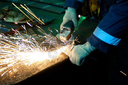 工人在工厂用火花焊接金属图片