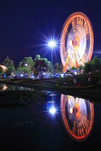 夜景摩天轮与水中倒影图片