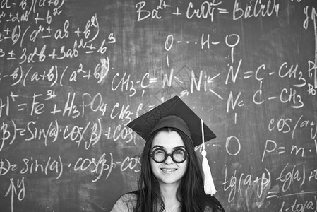 毕业帽子和眼镜学生的黑白照片图片