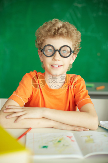 眼镜里快乐的中小学生的肖图片