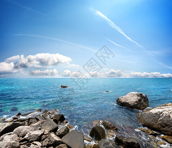 石滩清澈的大海和蓝色多云的天空图片