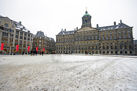 白雪皑的水坝广场与阿姆斯特丹的皇宫图片