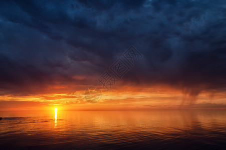 哈萨克斯坦Balkhash大湖上的雷图片