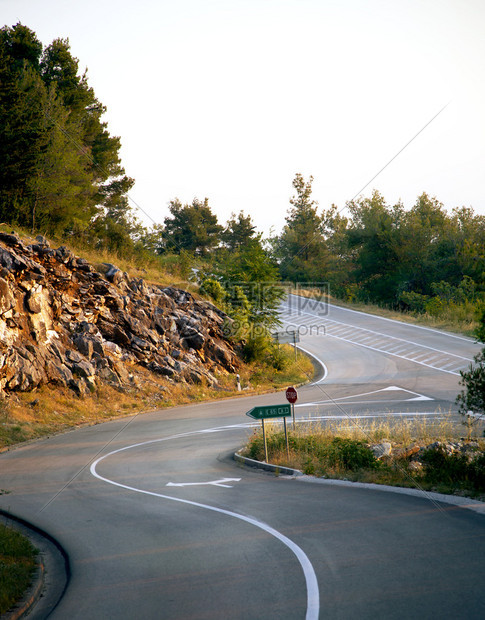 黑山间的蛇形道路图片