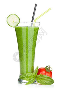 绿色蔬菜汁配黄瓜在白色背景下被隔离背景图片