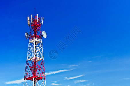 电信塔在湛蓝的天空中涂成白色和红色背景图片