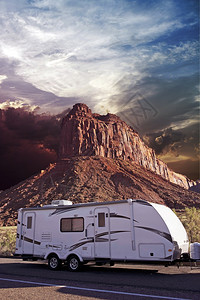 美国犹他州峡谷地的房车休闲车犹他州摩押的旅行拖车图片