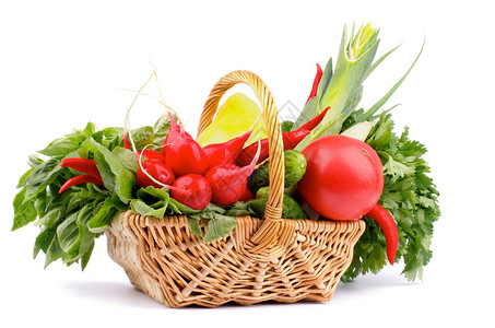 蔬菜篮与萝卜罗勒辣椒甜椒黄瓜韭菜欧芹和番茄隔图片