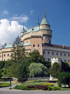 著名的Bojnice城堡夏天视图这座浪漫的城堡位于斯洛伐克的镇图片