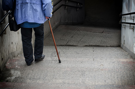 少见的老人下楼高清图片