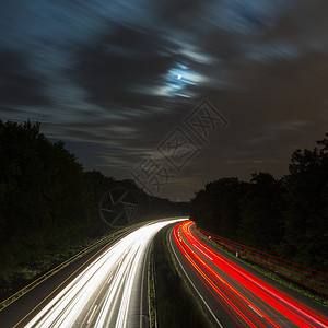 长的高速公路在夜间巡航图片