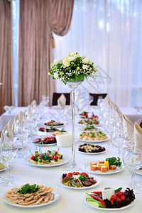 婚宴上用新娘捧花装饰的婚宴桌图片
