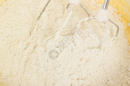 将面粉和发酵粉与面团混合图片