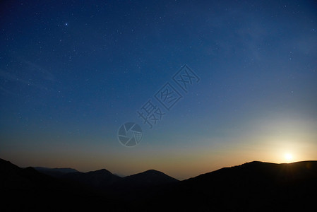 蓝色深夜天空繁星月亮升图片