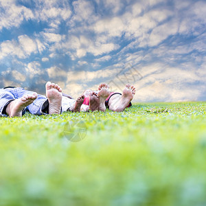 年幼家庭收养了被收养的孩子躺在绿草地上家图片