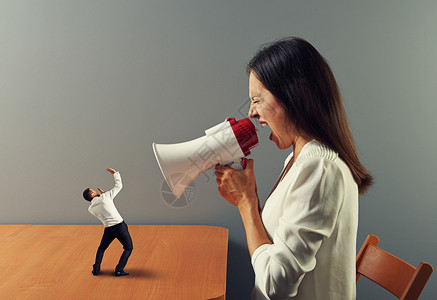 情绪化的女人对受惊的男人尖叫图片