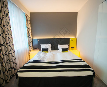 卧室的现代内部大床图片