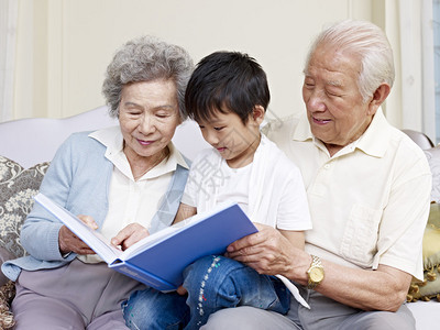 祖父母和孙子一起看书图片
