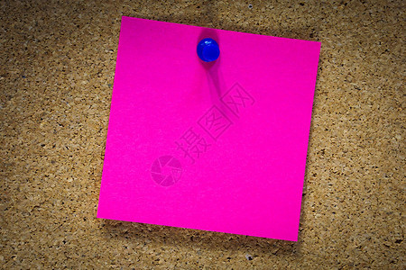 空白的粉红色便签贴在软木布告板上图片