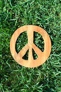 一个木制的手雕和平标志图片