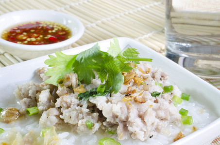 水煮饭猪肉一杯水和鱼露图片