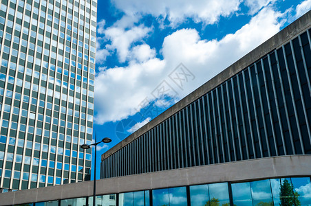 天空的摩天大楼与搭配建筑以飞速的图片