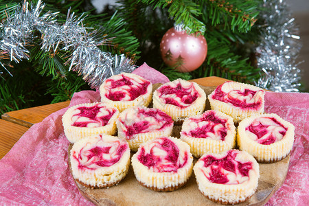 圣诞甜点新鲜烘烤小草莓芝士蛋糕背景图片