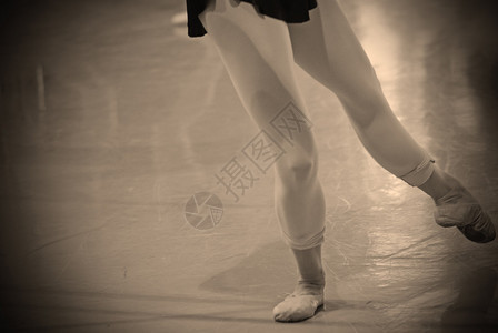 在演播室练芭蕾的女人的腿背景图片