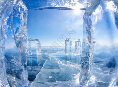 冰冠冬季太阳下在西奈里亚的Baikal湖上用图片