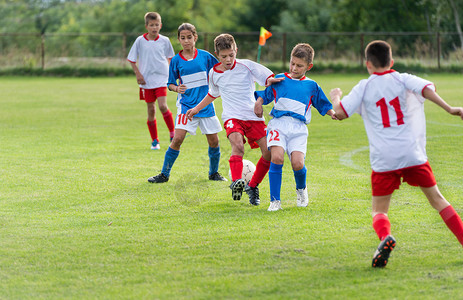 小孩子在足球比赛中防守图片