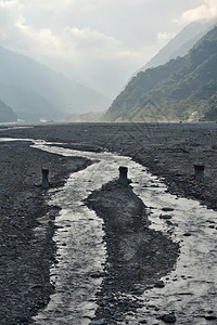 山间干涸的河流或湖泊图片