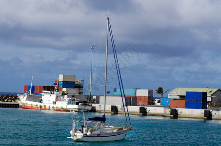 在拉罗通加阿瓦提乌港的Cargo号货轮停靠库克岛国际港口图片