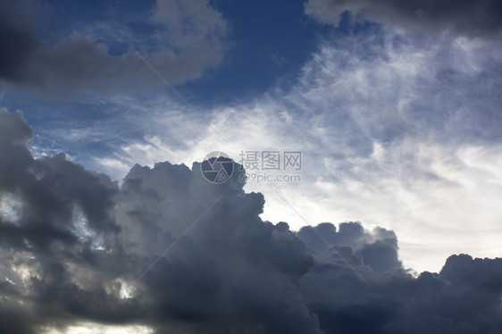 暴雨前多雨云的天空图片