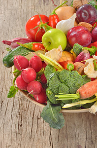 木桌上的新鲜水果和蔬菜图片